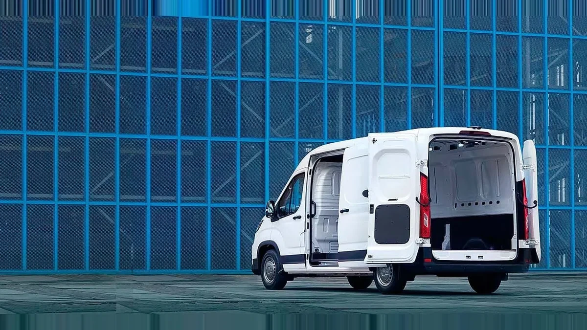 Maxus Deliver 9 Furgón 2.0D L3H2 150 (MERCANCÍAS TERCEROS) nuevo en renting — Lateral